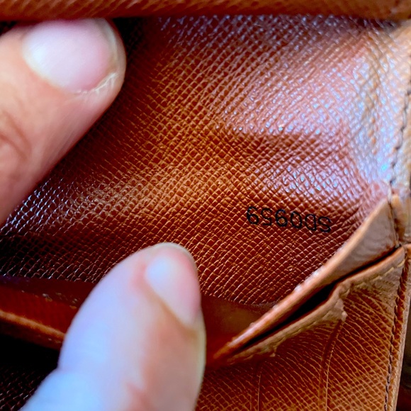 Louis Vuitton French Kiss Wallet, Plenty Storage - Picture 3 of 12